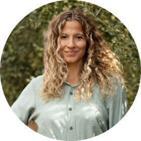 Raiza works at the intersection of agriculture, food systems and human health, with a focus on regenerative agriculture and nutrient density. She is co-founder of two organisations, RHEA and Agrosystemic. At RHEA, her work centres on building AGRI-HEALTH Europe, advancing collaboration across sectors through education, research and advocacy at both local and EU level. At Agrosystemic, her work focuses on delivering on-the-ground impact by strengthening agricultural resilience through projects that support the transition towards regenerative farming systems.